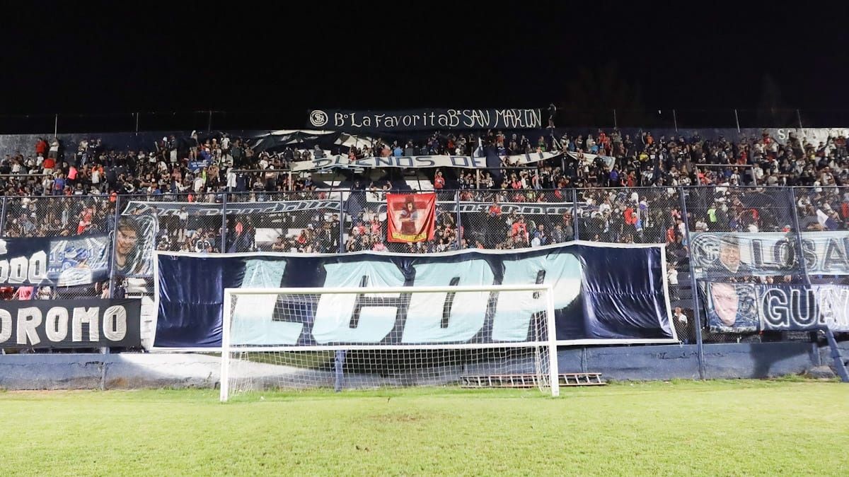 Los hinchas de la Lepra armaron una gran fiesta en el Gargantini. Los hinchas de la Lepra armaron una gran fiesta en el Gargantini.