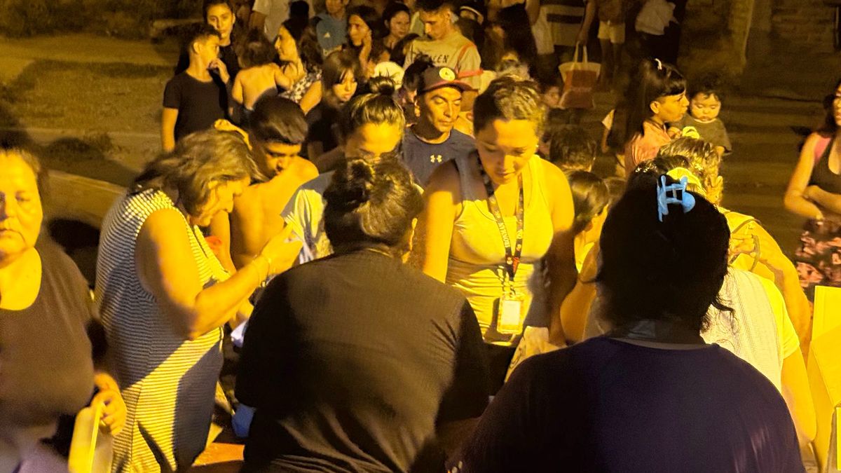 La pobreza se siente en el comedor Los Horneritos. Hoy, están entregando mercadería para que 200 familias se cocinen en casa. La pobreza se siente en el comedor Los Horneritos. Hoy, están entregando mercadería para que 200 familias se cocinen en casa.