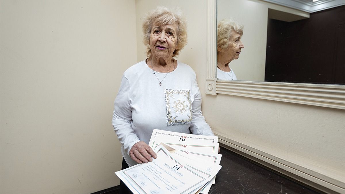 Iris Facca despliega su abanico de certificados y diplomas de estudio, tanto del Secundario como de idiomas. Iris Facca despliega su abanico de certificados y diplomas de estudio, tanto del Secundario como de idiomas.