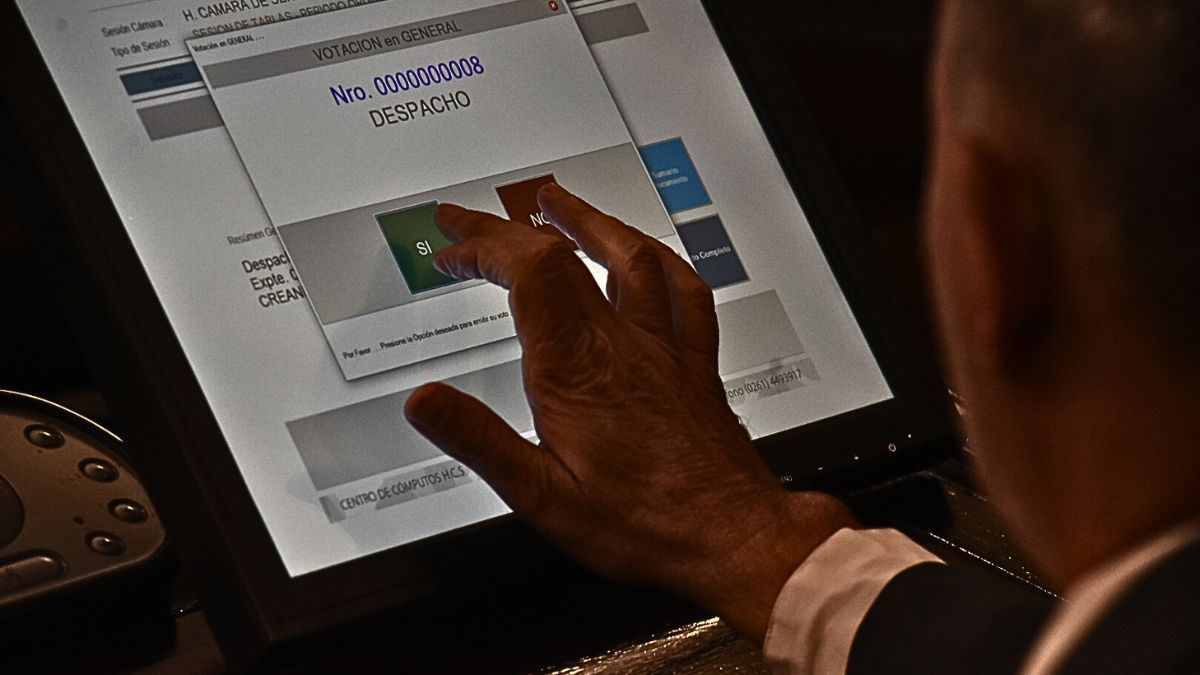 Senadores le dio sanción inicial al proyecto para facilitar la escrituración de las propiedades en Mendoza. Senadores le dio sanción inicial al proyecto para facilitar la escrituración de las propiedades en Mendoza.