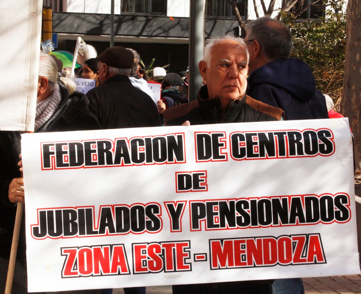 De la zona este llegaron jubilados a la plaza San Martín. De la zona este llegaron jubilados a la plaza San Martín.