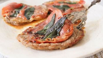 Saltimbocca a la romana: la receta fácil y sabrosa con jamón serrano y una salsa jugosa Saltimbocca a la romana: la receta fácil y sabrosa con jamón serrano y una salsa jugosa