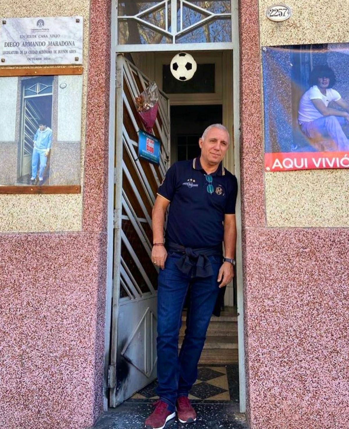 Hristo Stoichkov visitó la casa museo donde vivió Diego Maradona