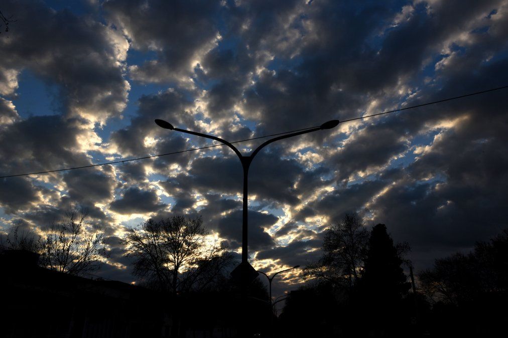 Pronóstico del tiempo para el fin de semana: las nubes se mostrarán en el cielo mendocino.&nbsp;