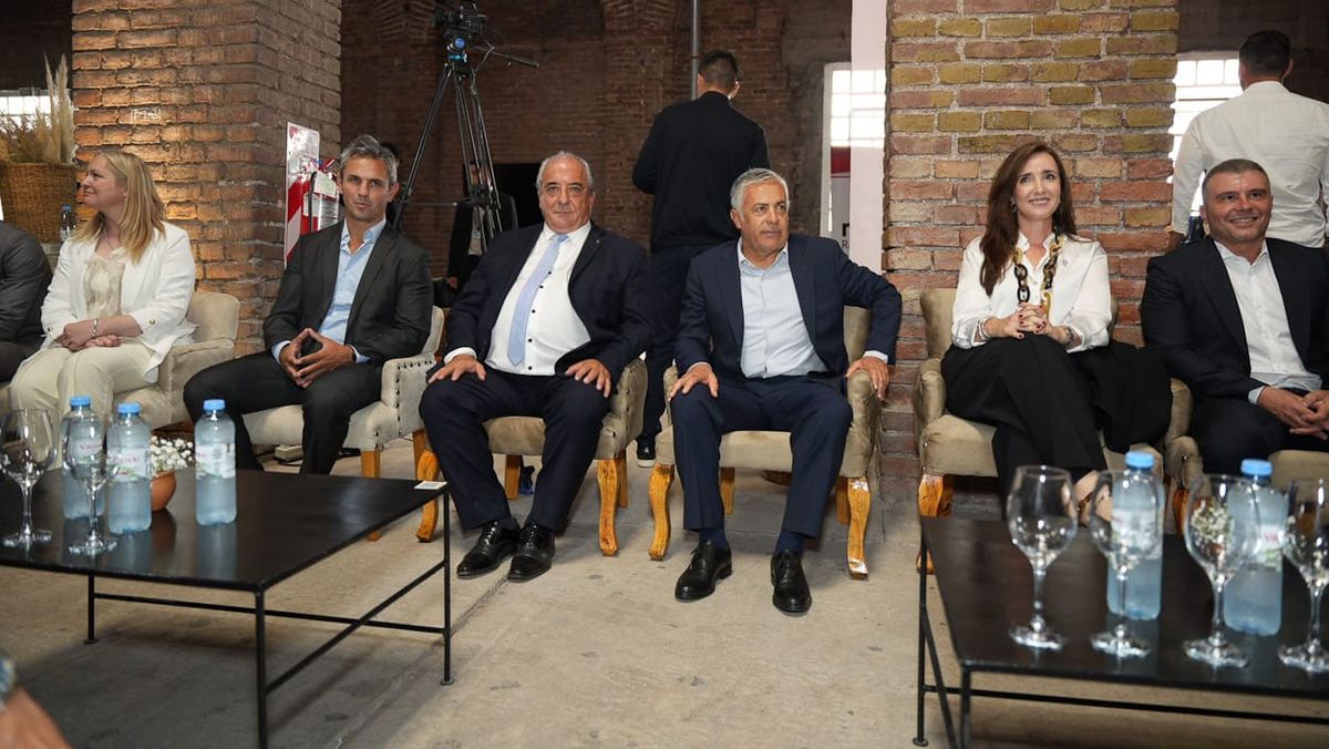 Autoridades provinciales y nacionales junto al presidente de Bodegas de Argentina, Walter Bressia.