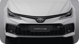 El frontal renovado del Toyota Corolla exhibe ópticas con estilo bumerán y una parrilla de menor tamaño, elementos que buscan otorgar una identidad visual mucho más moderna y tecnológica al sedán más vendido de la historia.
