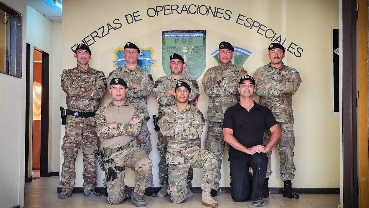 Parte del equipo de las Fuerzas de Operaciones Especiales que trabajó en el rescate de la mujer que se quiso tirar de la terraza de un hotel del centro. Parte del equipo de las Fuerzas de Operaciones Especiales que trabajó en el rescate de la mujer que se quiso tirar de la terraza de un hotel del centro.