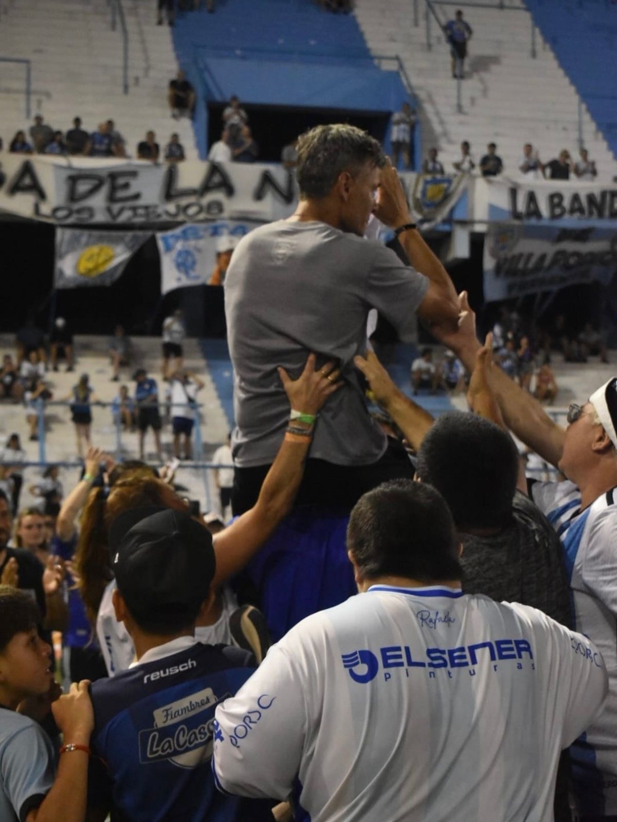 Iván Juárez, ovacionado por la gente de Atlético Rafaela. Foto: Gentileza. 