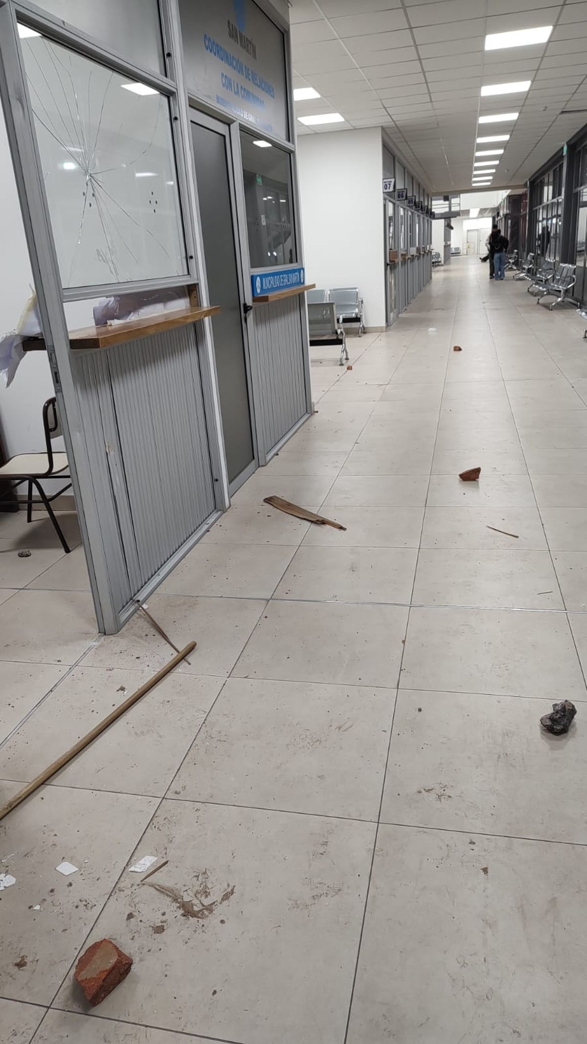 Destrozaron los vidrios de una de las oficinas de los trabajadores de la terminal de San Martín. Destrozaron los vidrios de una de las oficinas de los trabajadores de la terminal de San Martín.