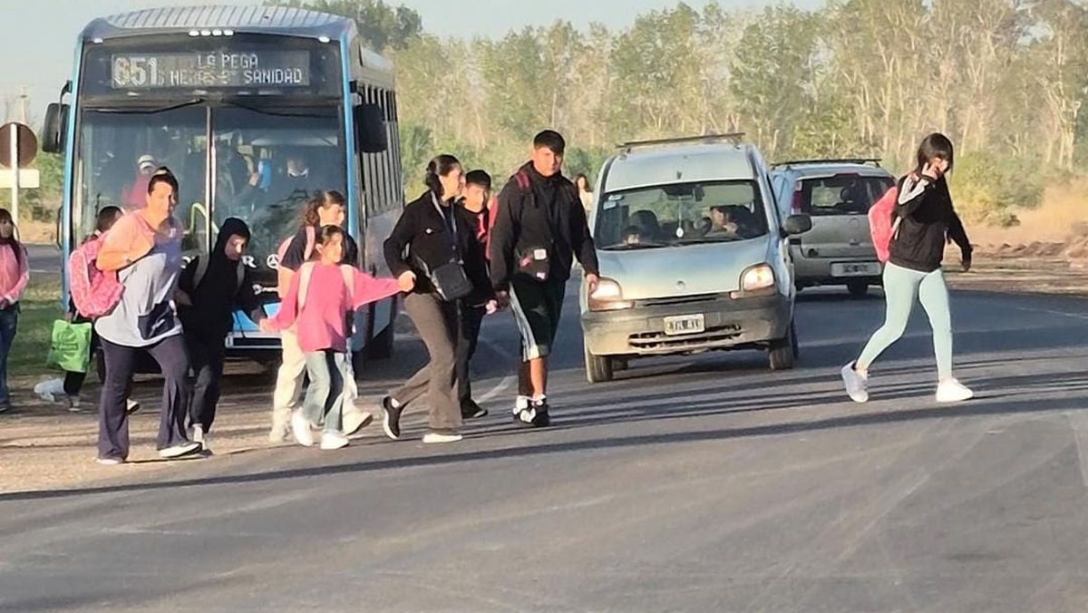 Los alumnos de la escuela Candelaria, de Las Heras, cruzan por una curva cuando se bajan del micro. Pidieron medidas para evitar otro accidente. Los alumnos de la escuela Candelaria, de Las Heras, cruzan por una curva cuando se bajan del micro. Pidieron medidas para evitar otro accidente.
