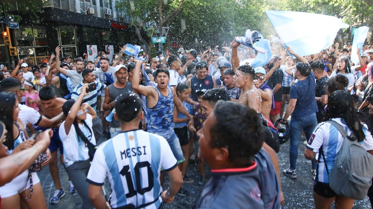 Fiesta absoluta. Así lucía el centro justo después de la goleada argentina.