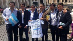 Intendentes del PJ le llevaron un informe sobre la situación social al papa Francisco