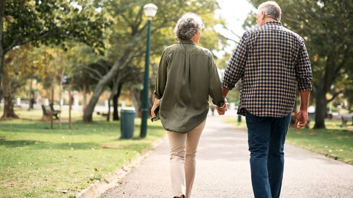La actividad física en adultos mayores,sobre todo caminar, es muy importante para retrasar los síntomas de Alzheimer. 