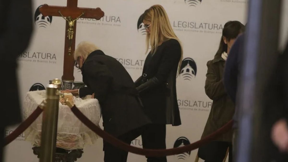 Marthita, la esposa de Carlitos Balá lo despide en la Lefislatura de CABA.