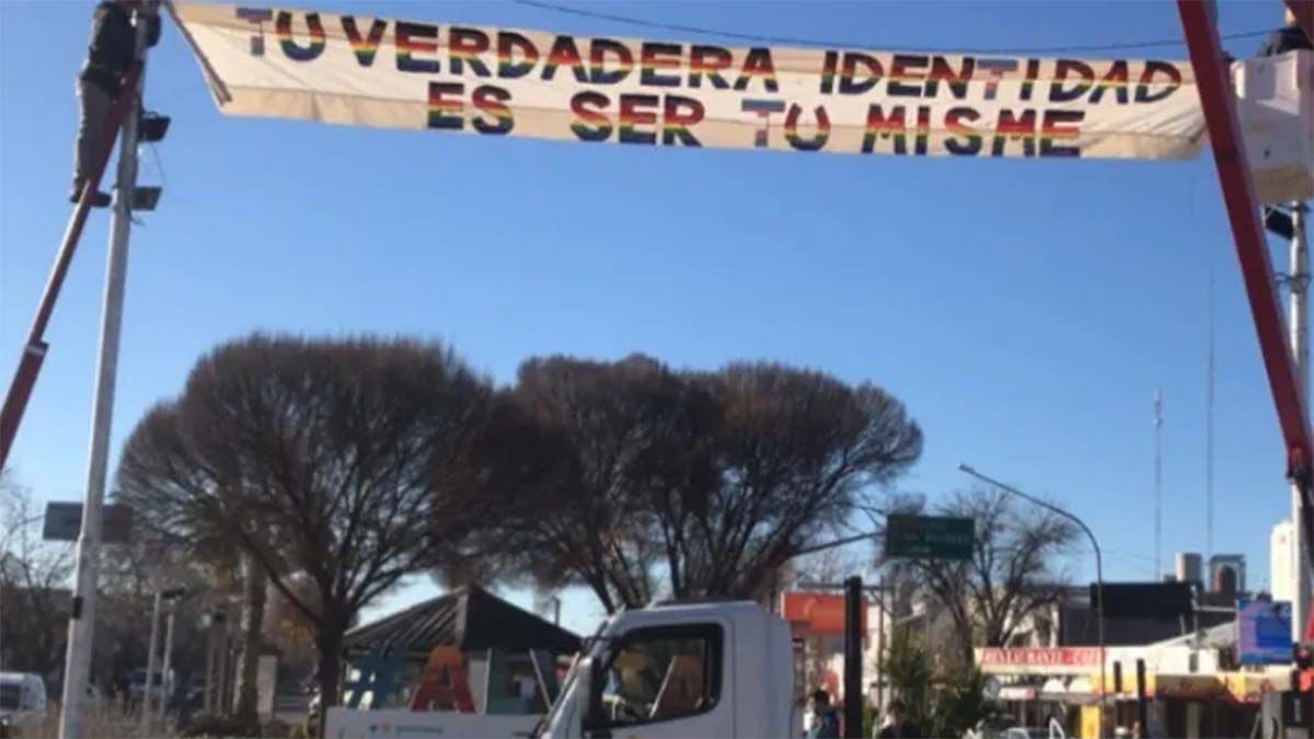 Es grande el disgusto manifestado por la comunidad&nbsp; LGBTIQ+ de General Alvear hacia la actitud de dar de baja al carteal de orgullo gay