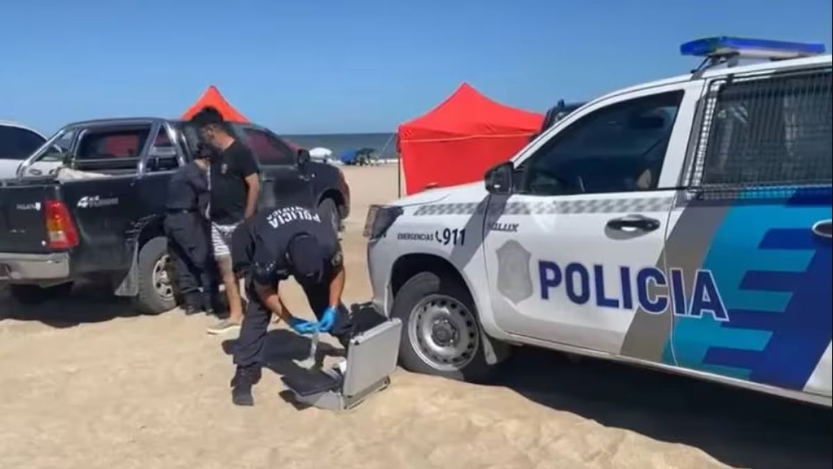 Los dos amigos llegaron muy temprano a la playa en la camioneta Toyota Hilux negra e ingresaron al mar. Están desaparecidos Los dos amigos llegaron muy temprano a la playa en la camioneta Toyota Hilux negra e ingresaron al mar. Están desaparecidos