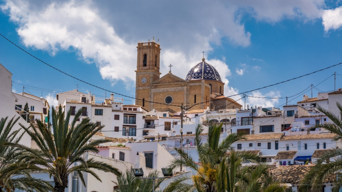 Este pueblo de España se llama Altea, y está ubicado en Alicante. Este pueblo de España se llama Altea, y está ubicado en Alicante.