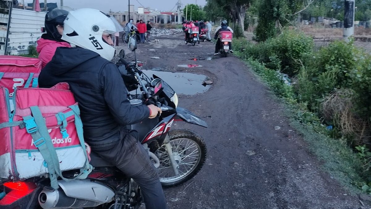 Los repartidores de delivery durante una de las imágenes que difundieron tras ingresar al asentamiento Castro.
