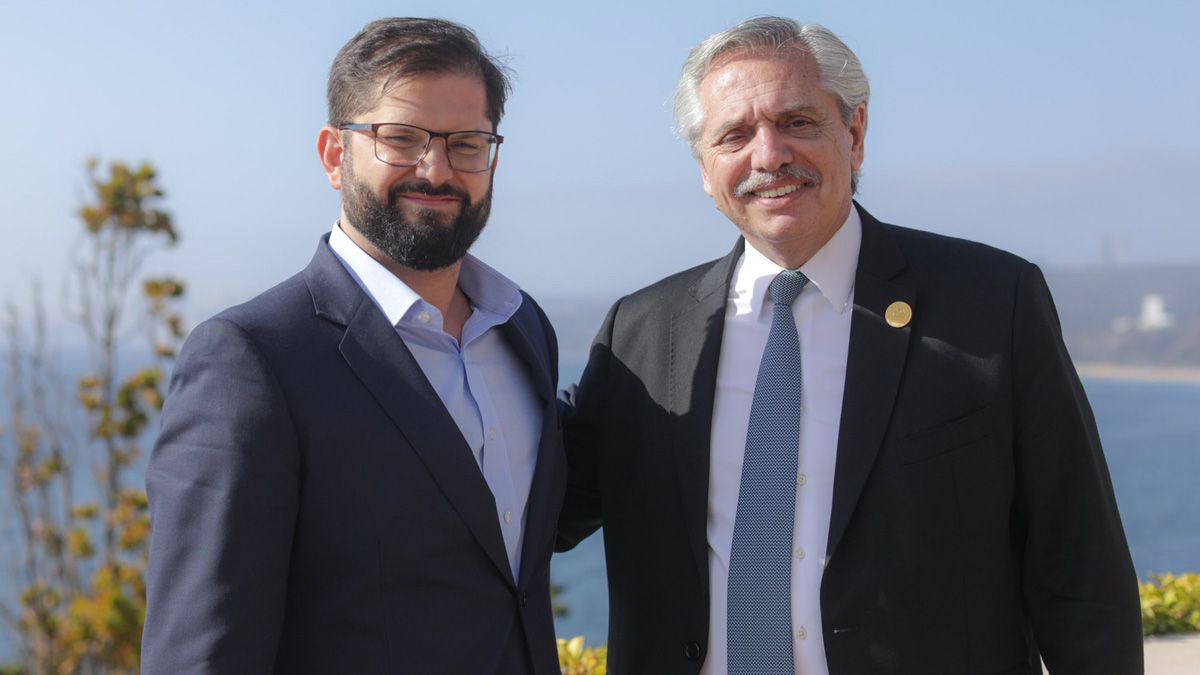 Alberto Fernández y Gabriel Boric se saludaronn en el recambio presidencial de Chile.