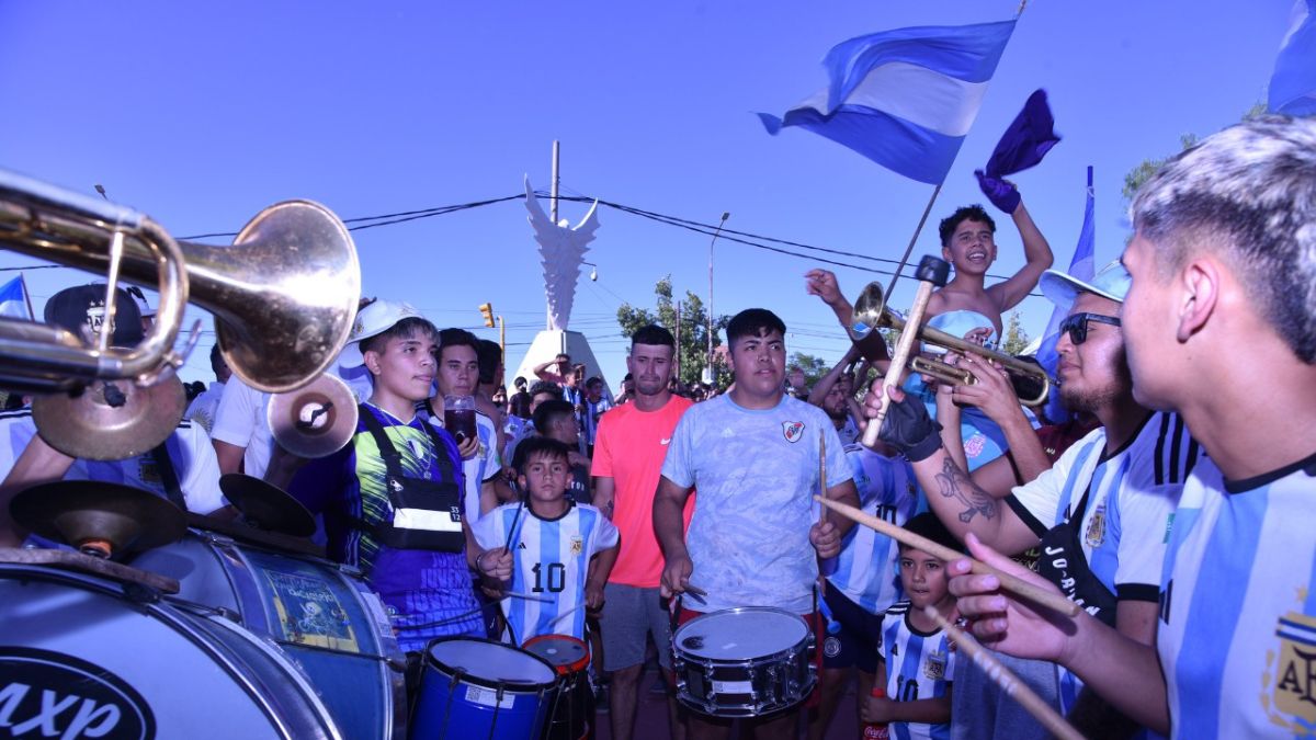 Los lavallinos festejaron en la plaza principal de la Villa Tulumaya.