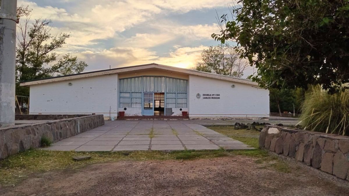 La escuela Carlos Rusconi tiene una matrícula de 19 alumnos que permanecen albergados 15 días al mes. La escuela Carlos Rusconi tiene una matrícula de 19 alumnos que permanecen albergados 15 días al mes.