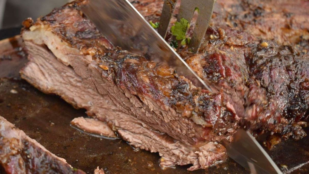 La carne del asado, según los que más saben, se da vuelta una sola vez.