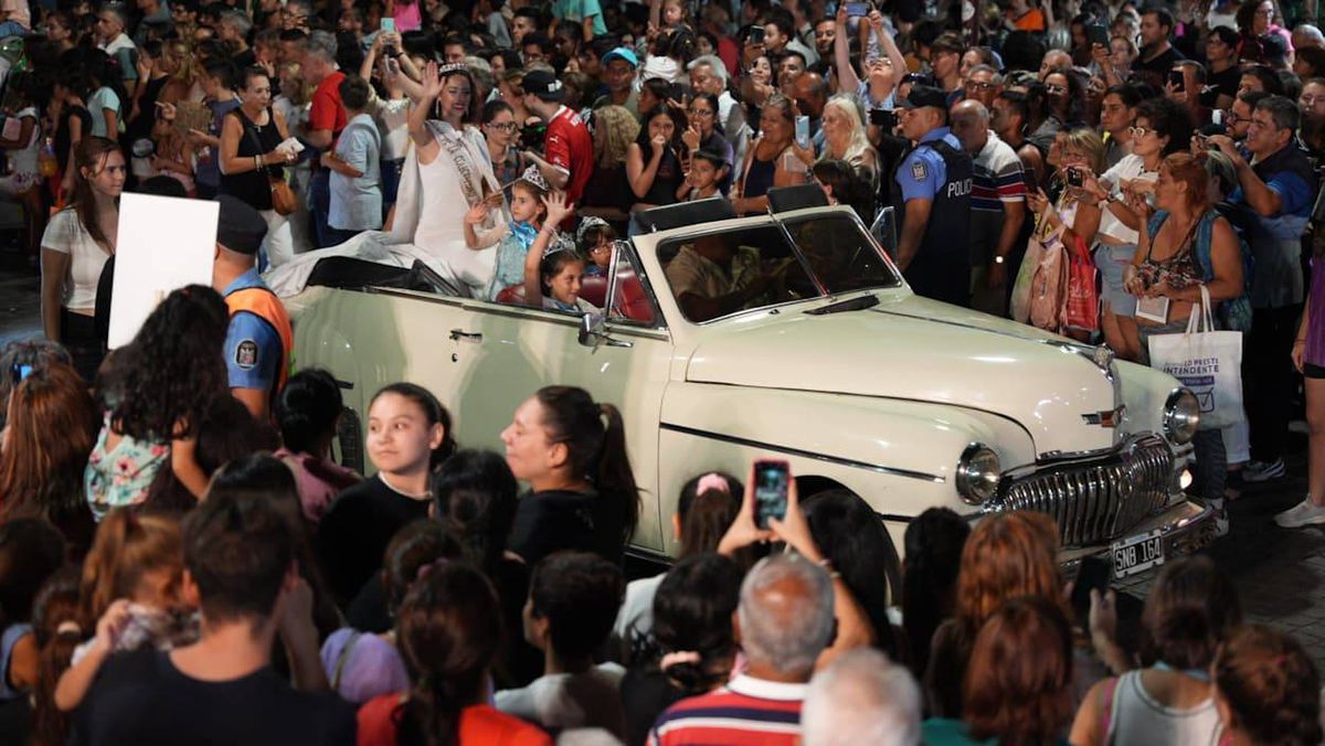 Carlos Aduchi y su auto furor en la Vía Blanca de las reinas.