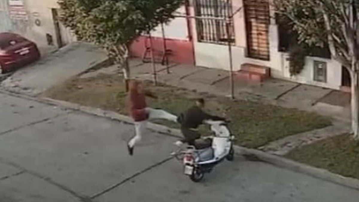 Momento en que el vecino salió al rescate del estudiante.