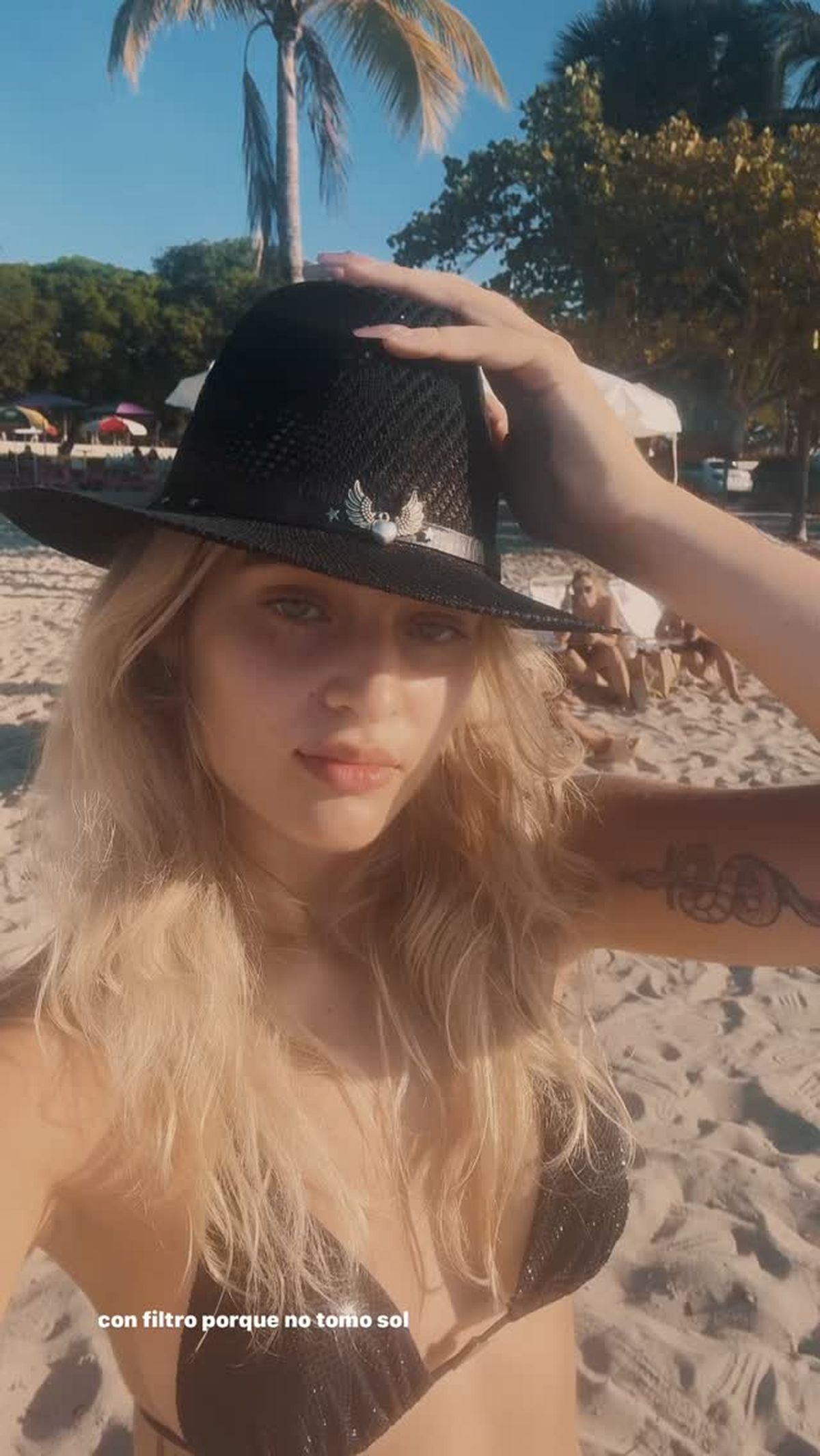 Desde la playa, Martita Fort confirma que el cowboy se lleva con hilo dental XS y taparrabos. Desde la playa, Martita Fort confirma que el cowboy se lleva con hilo dental XS y taparrabos.