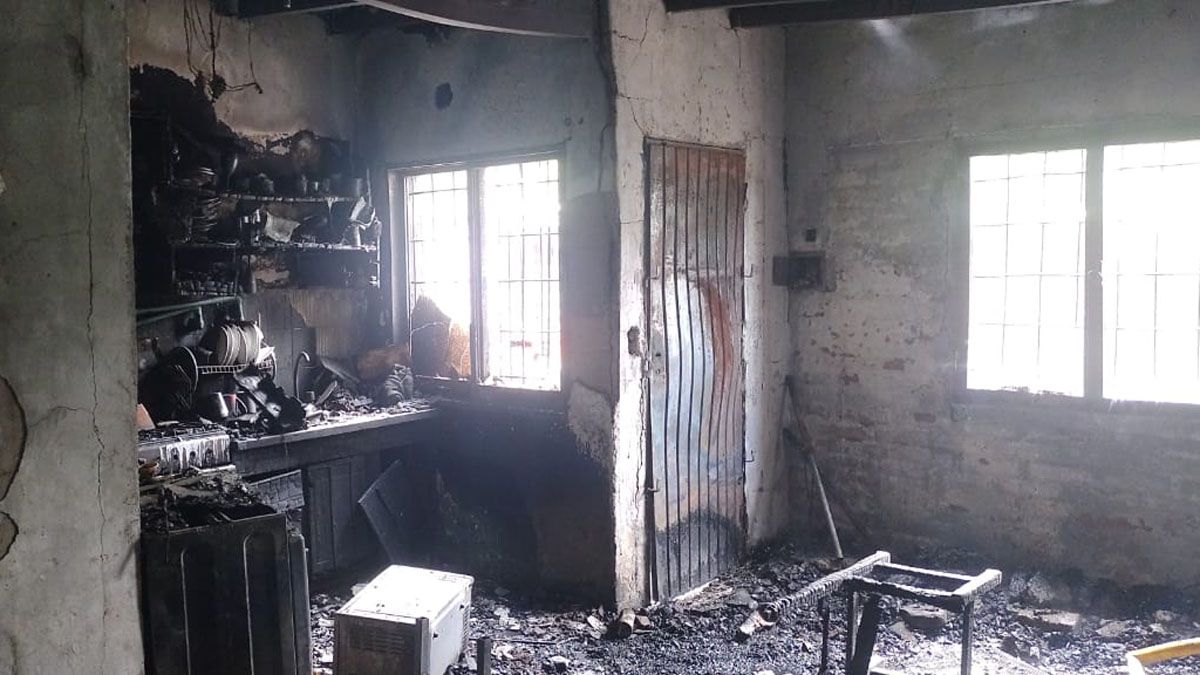 Así quedó la casa de la familia que fue atacada con bombas molotov en el barrio Campo Pappa, de Godoy Cruz.