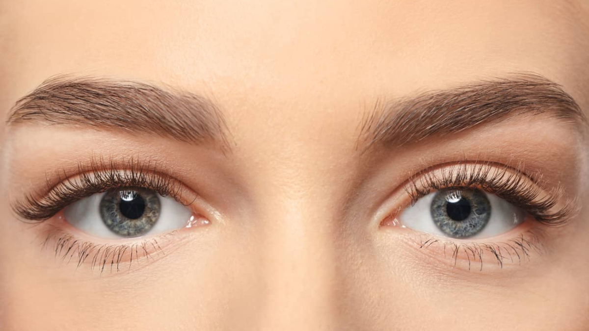 El truco casero para tener las pestañas arqueadas todo el día sin tintes ni productos químicos.