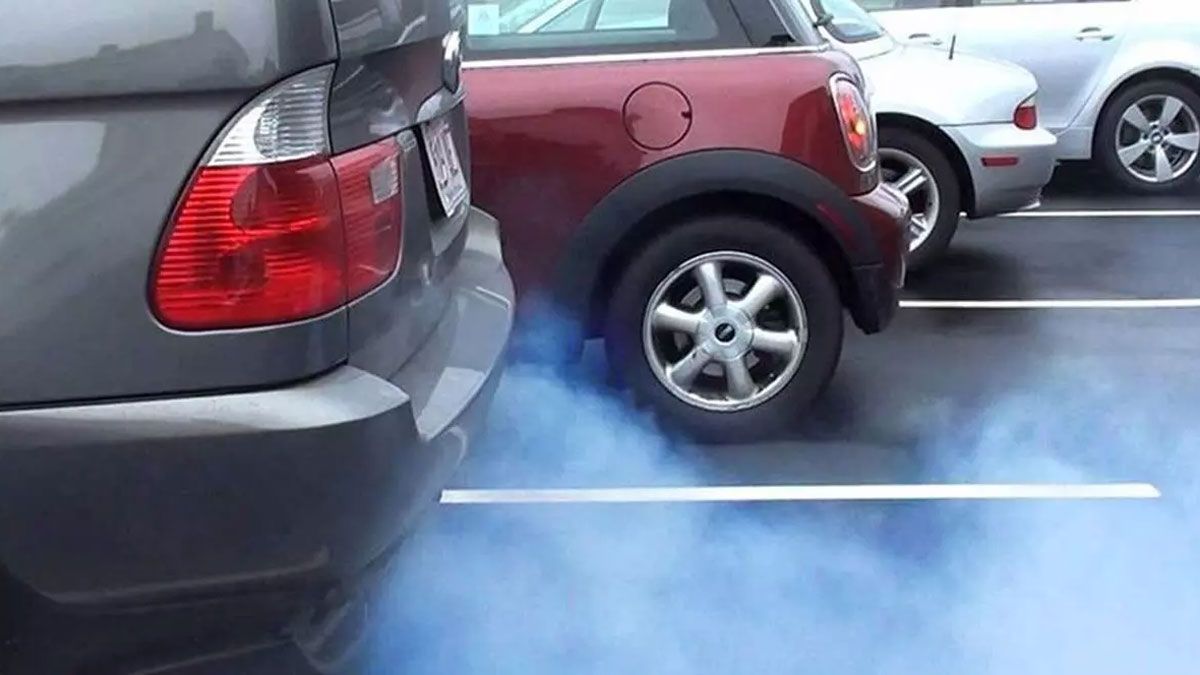 Todo auto que emane humo azul, probablemente esté quemando aceite.