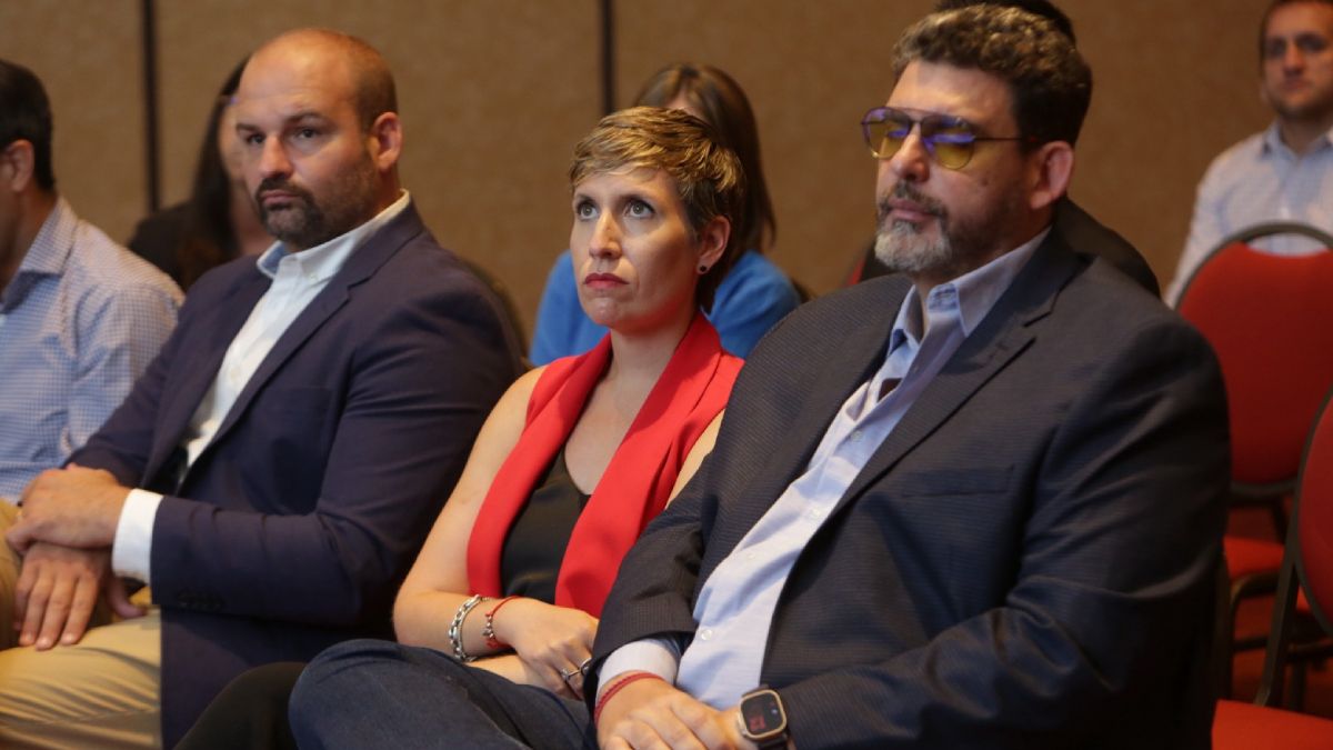 La ministra de Energía y Ambiente, Jimena Latorre, y el presidente del Senado, Martín Kerchner, en la presentación de Aconcagua Energía. La ministra de Energía y Ambiente, Jimena Latorre, y el presidente del Senado, Martín Kerchner, en la presentación de Aconcagua Energía.