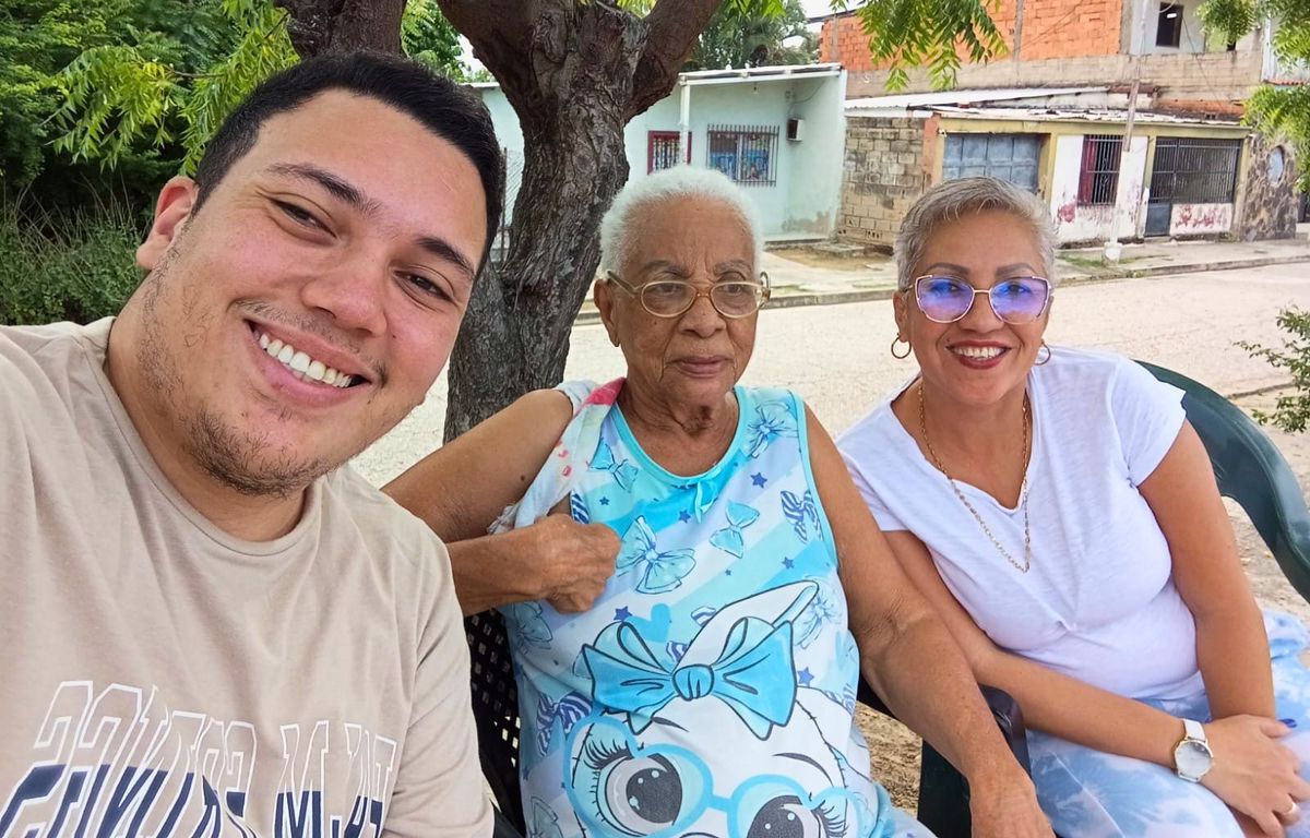 Eumelia, a la derecha, junto a su madre y su hijo días antes de emigrar a la Argentina. Eumelia, a la derecha, junto a su madre y su hijo días antes de emigrar a la Argentina.
