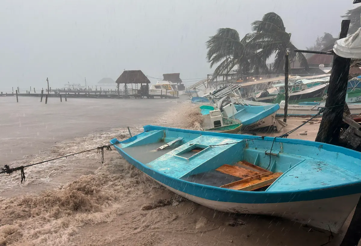 El huracán Helene deja varios muertos y vientos de 225 kilómetros por hora