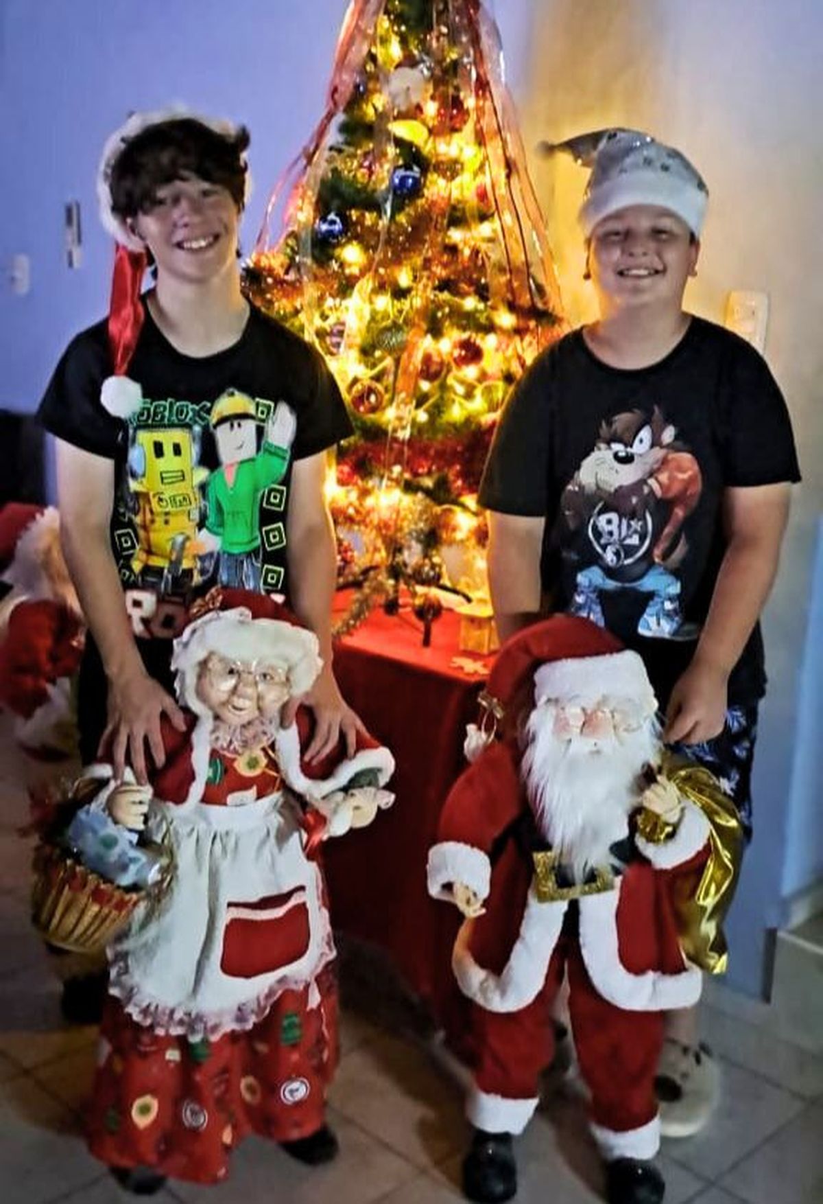 Mariano y Rafael, los hijos de Verónica y Adrián, continúan el legado de sus padres y celebran una Navidad diferente.