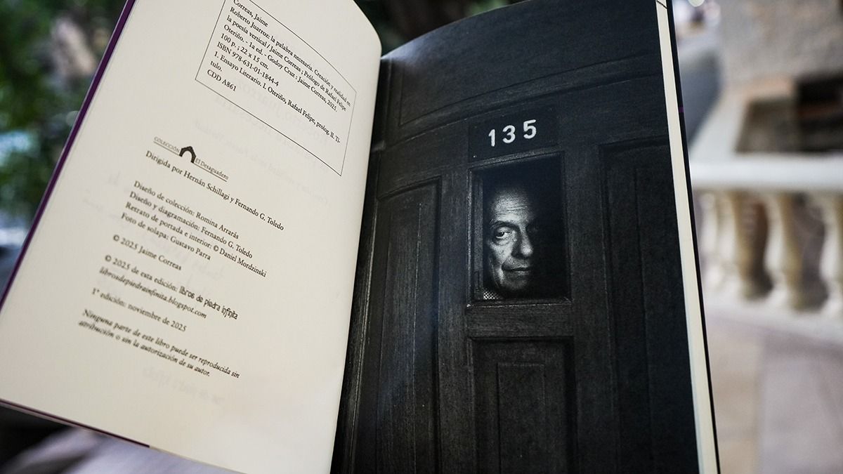 Daniel Mordzinski, fotógrafo de escritores por excelencia, aportó al libro de Jaime Correas un retrato de Roberto Juarroz en su casa de calle Tomás Guido 135, en Temperley, Buenos Aires. Daniel Mordzinski, fotógrafo de escritores por excelencia, aportó al libro de Jaime Correas un retrato de Roberto Juarroz en su casa de calle Tomás Guido 135, en Temperley, Buenos Aires.