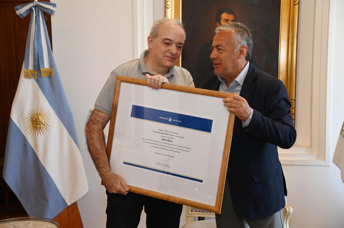 Diego Salamone, de Rayuela Libros, 50 años de trayectoria en Mendoza, con el gobernador. Diego Salamone, de Rayuela Libros, 50 años de trayectoria en Mendoza, con el gobernador.
