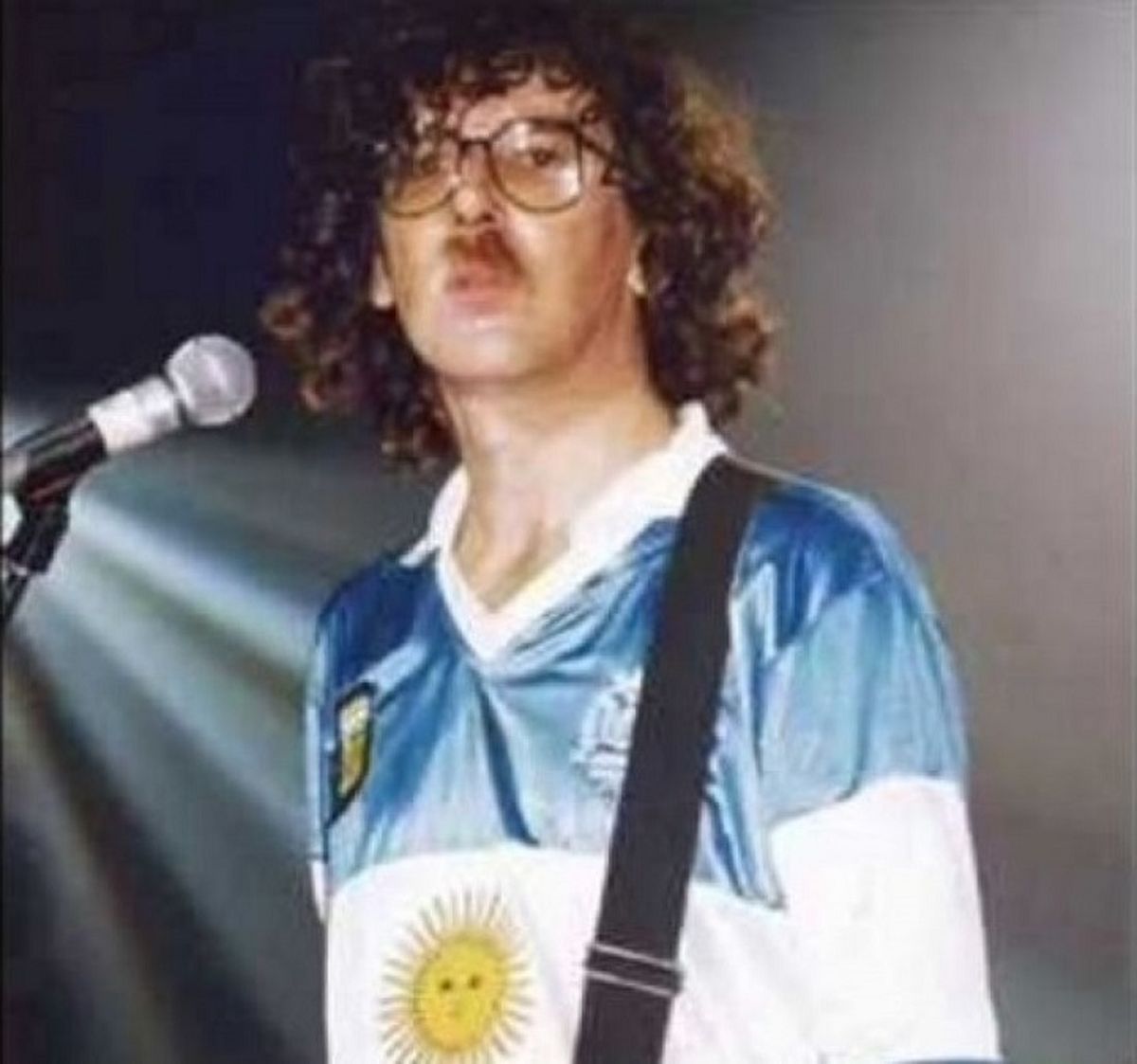 En 1990 Charly García presentó la versión del Himno Nacional Argentino generando una gran polémica.