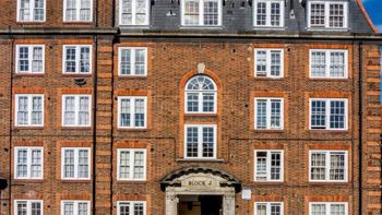 Terrible: una bebé recién nacida murió al caer de un edificio y su madre quedó detenida Terrible: una bebé recién nacida murió al caer de un edificio y su madre quedó detenida