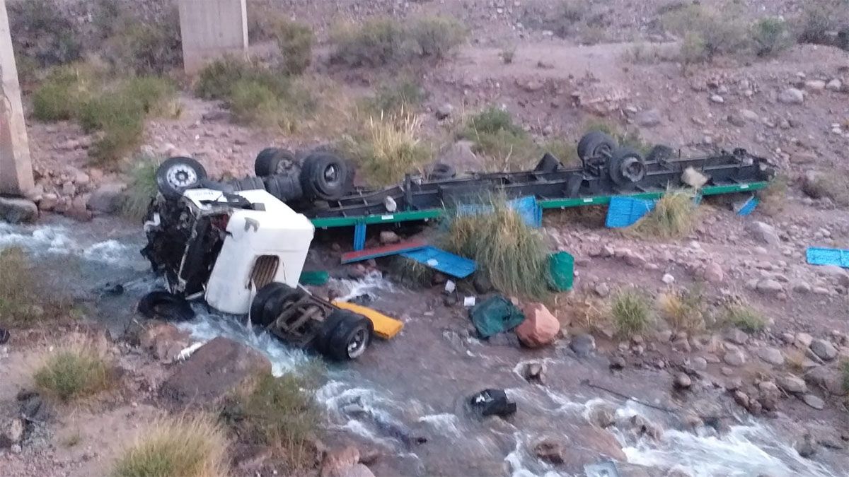 Un camionero mendocino murió al desbarrancar y caer a un río