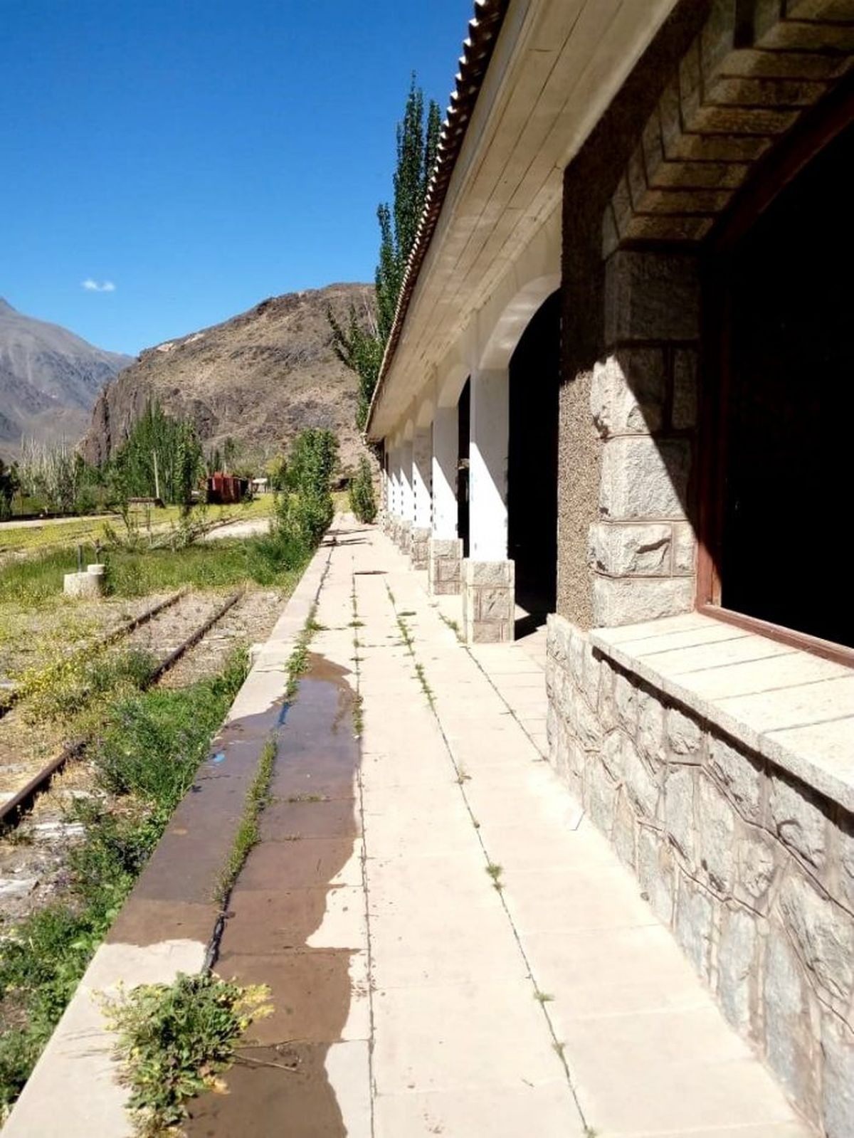 Clásica construcción ferroviaria de Polvaredas.