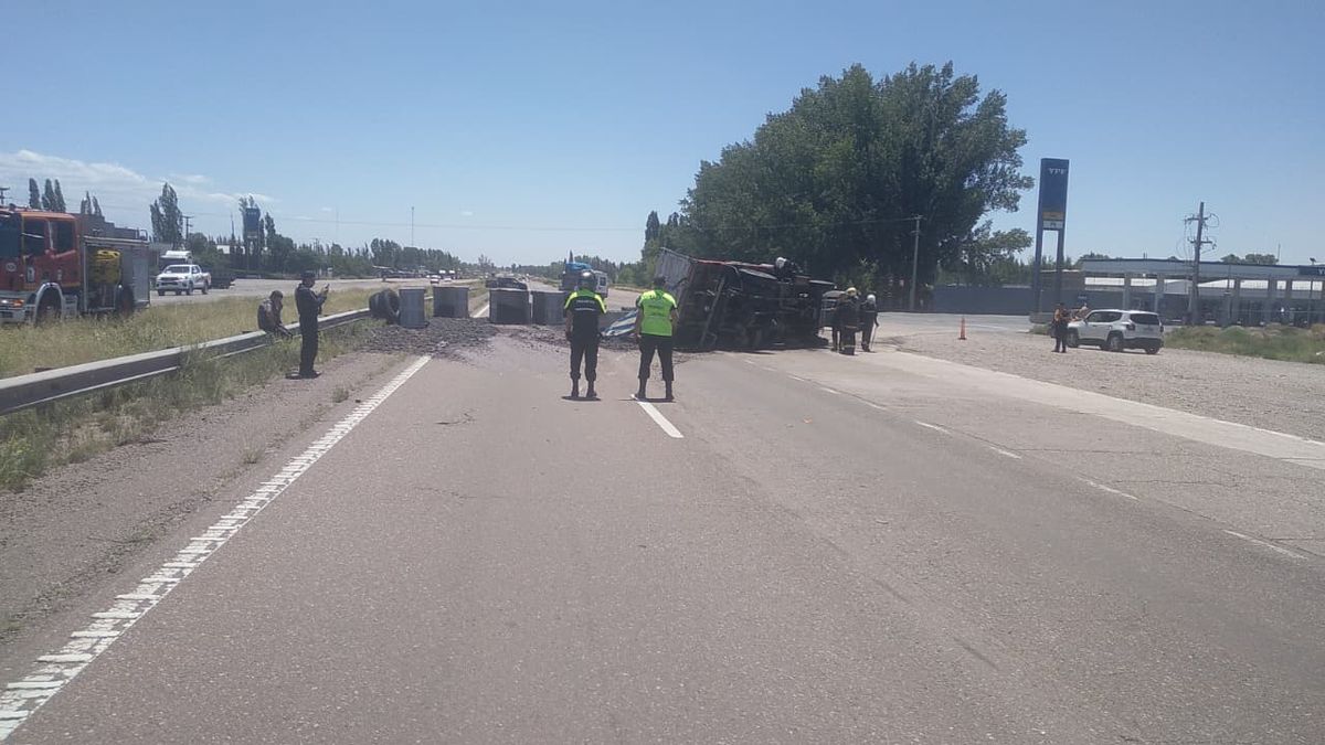 El vuelco de un camión con iva fue aparatoso. El vuelco de un camión con iva fue aparatoso.