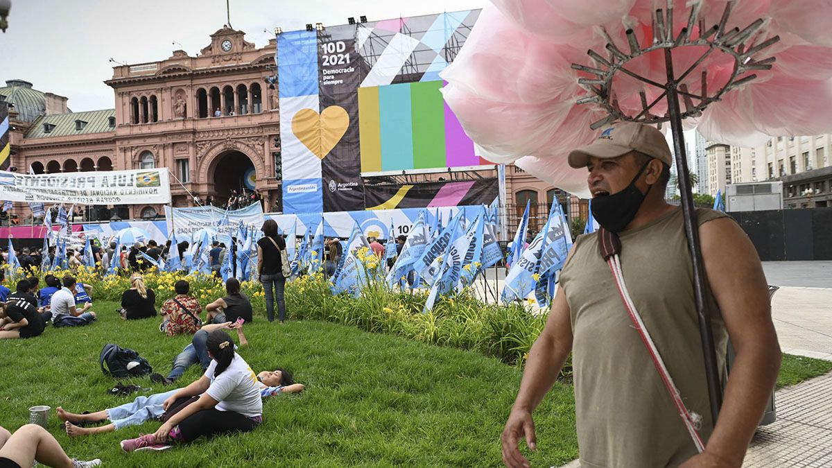 Un vendedor de algodones de az&uacute;car recorre Plaza de Mayo.&nbsp;