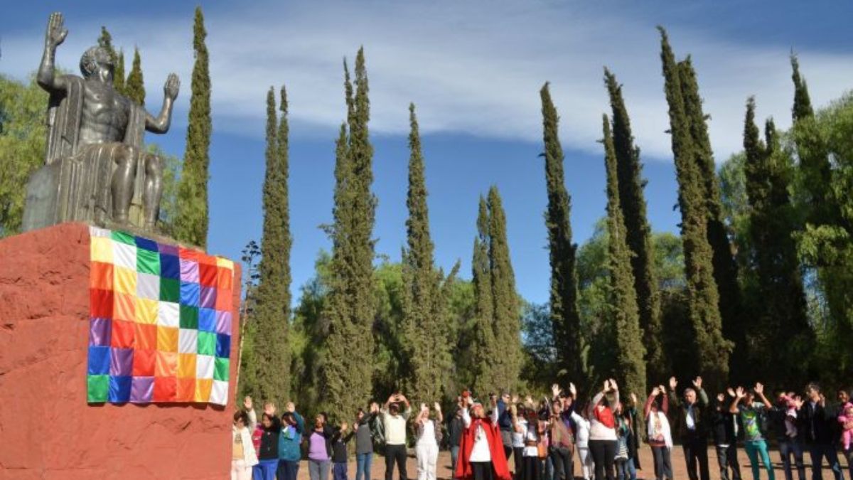 La casi centenaria escultura del Saludo al sol fue vandalizada en marzo pasado y retirada para su restauración por la Dirección de Parque y Paseos Públicos. 