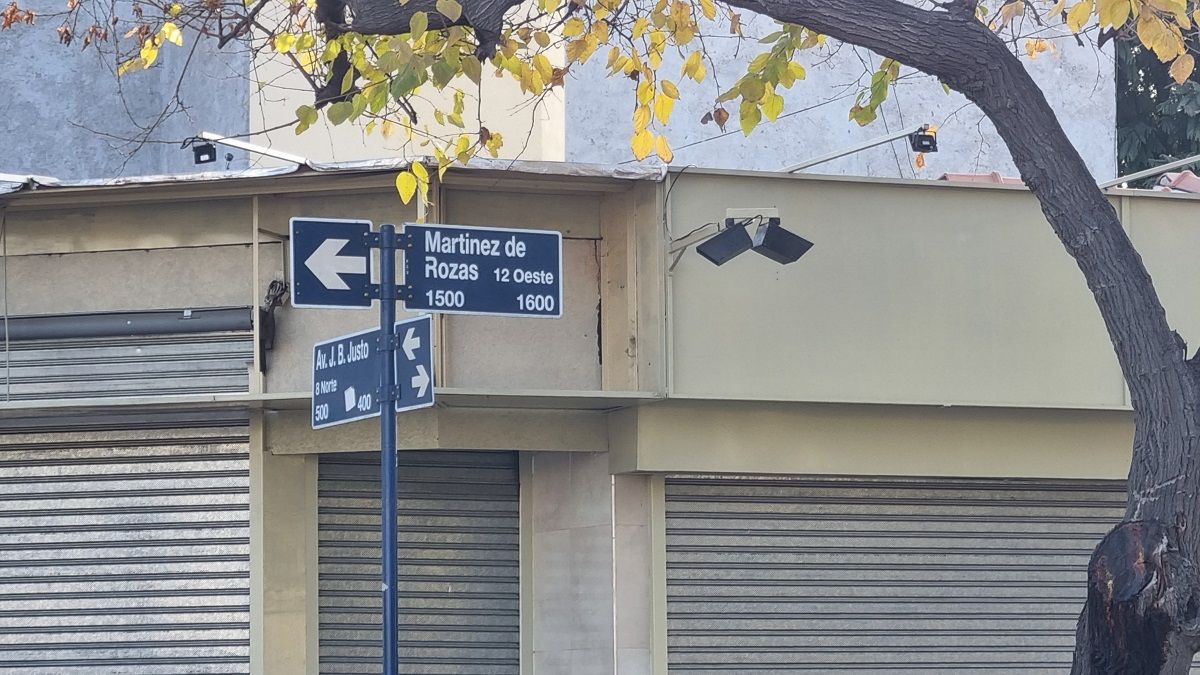 El Átomo ubicado en la esquina noreste de Avenida Juan B. Justo y Martínez de Rozas vende bolsas plásticas. El Átomo ubicado en la esquina noreste de Avenida Juan B. Justo y Martínez de Rozas vende bolsas plásticas.