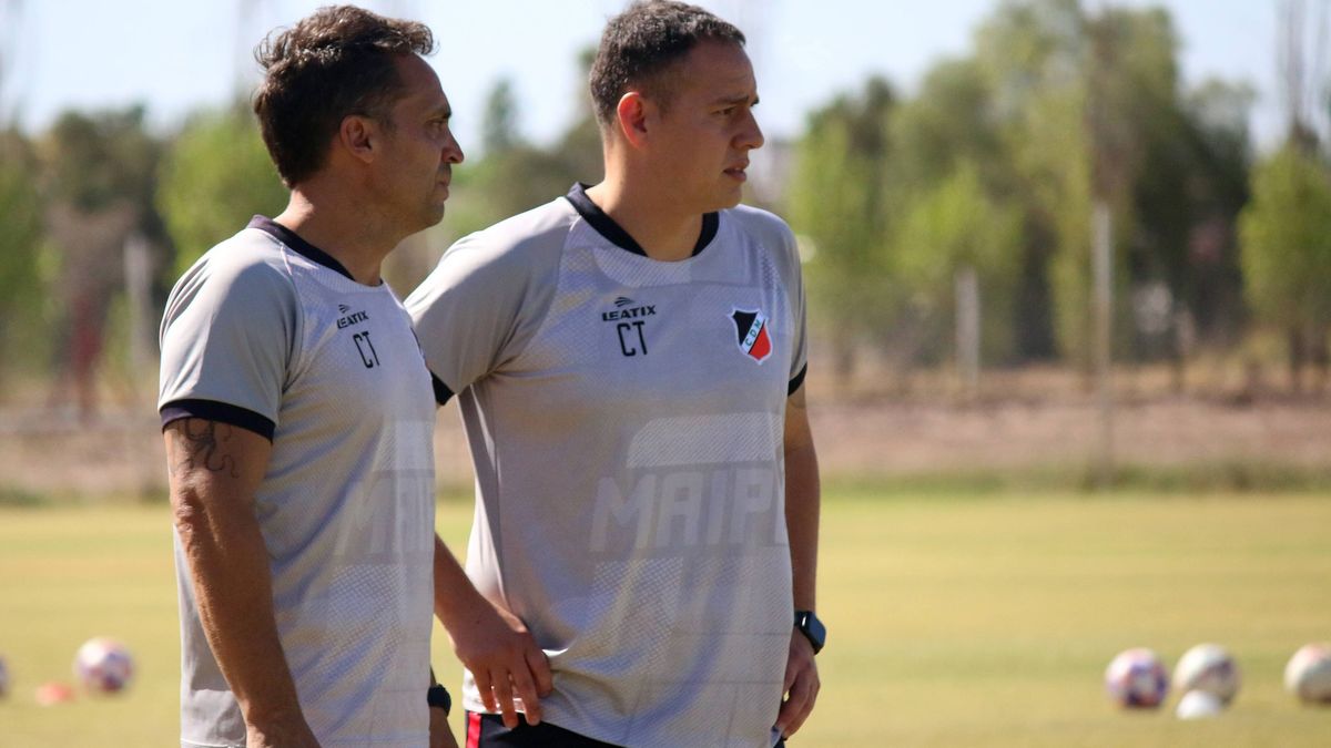 El entrenador del Deportivo Maipú, Luis García (a la derecha), observa la práctica.