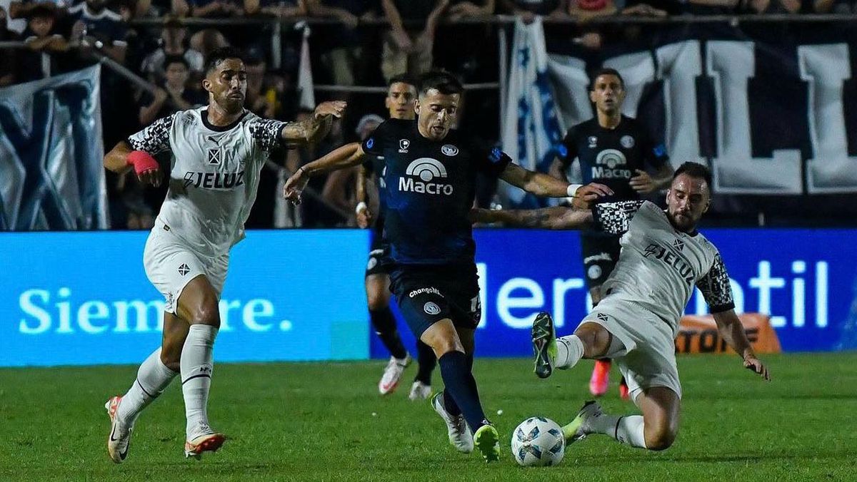 Antonio Napolitano llegó procedente de Gimnasia y Esgrima La Plata y tiene un buen nivel en el equipo que dirige Rodolfo De Paoli. Antonio Napolitano llegó procedente de Gimnasia y Esgrima La Plata y tiene un buen nivel en el equipo que dirige Rodolfo De Paoli.