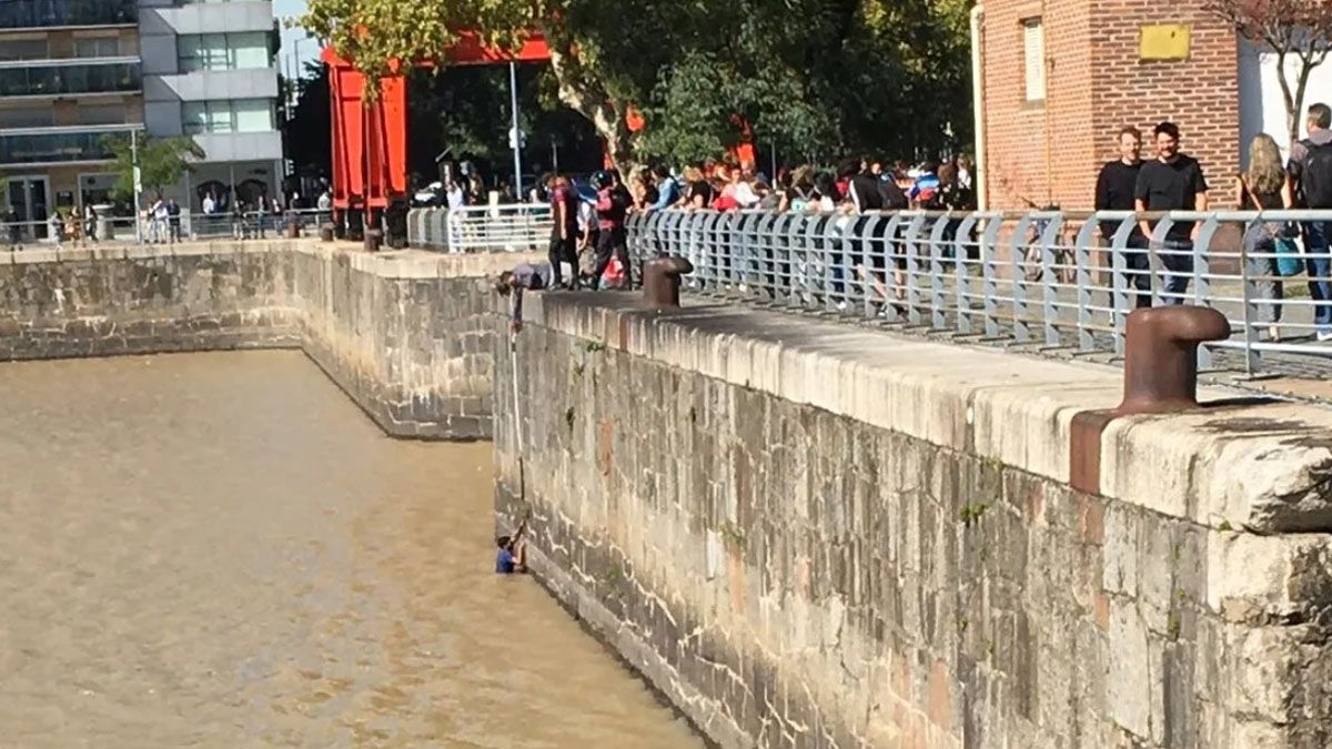 Video: un joven se ahogó en Puerto Madero tras tirarse al río para recuperar su mochila