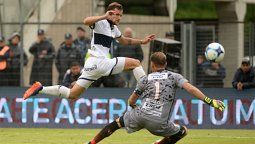 Gimnasia venció a Patronato 2 a 0 en un accidentado partido